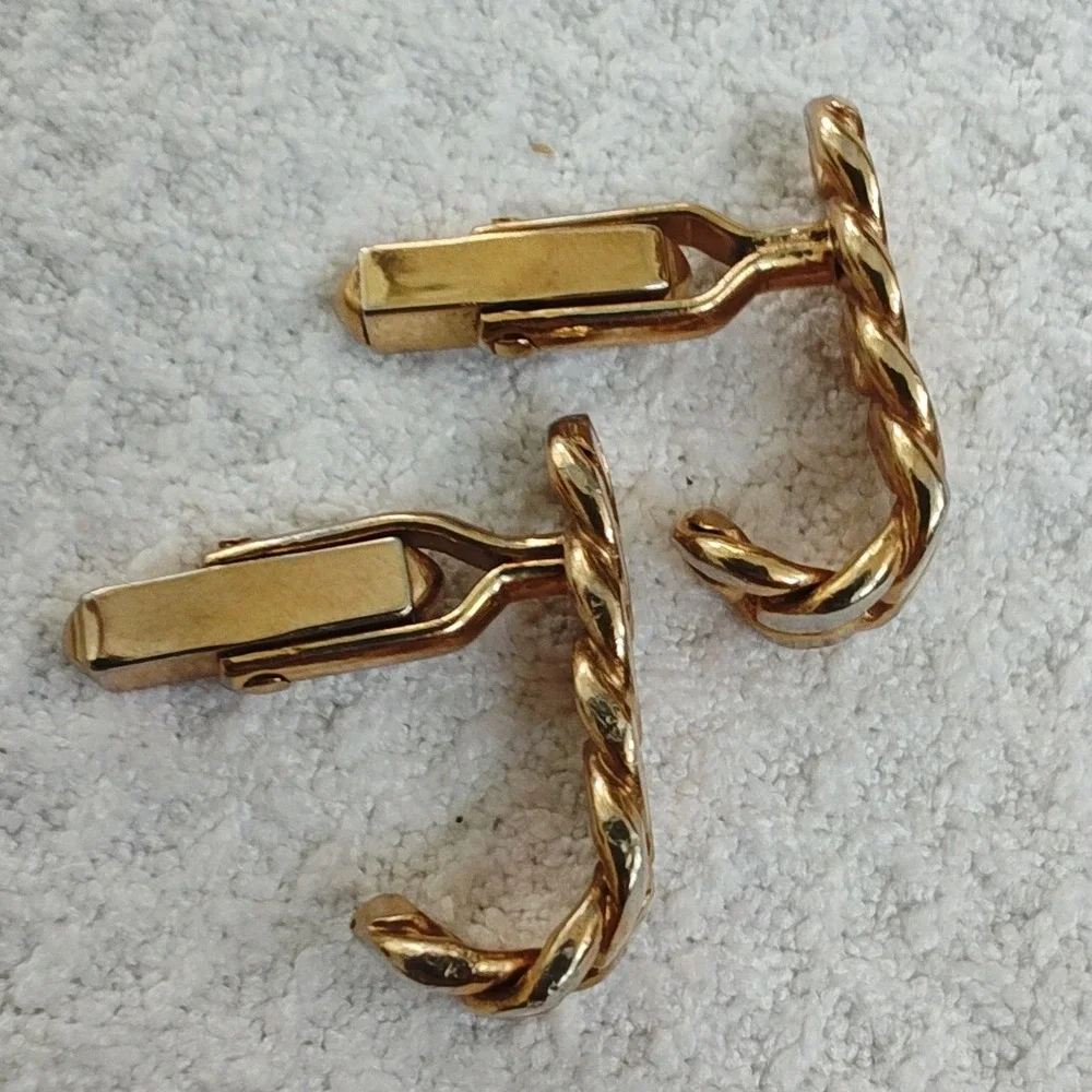 Unbranded gold tone